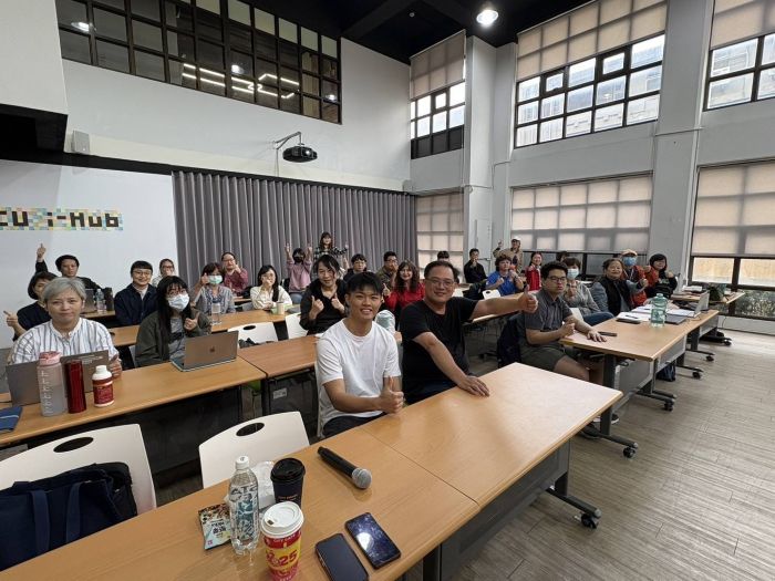 謝東昇博士前往逢甲大學教授「超高效AI工具應用於營運企畫書撰寫」課程。