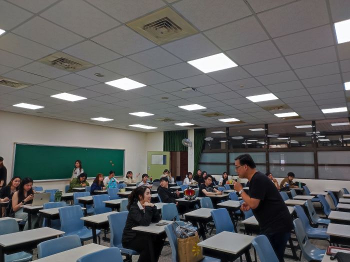 謝東昇博士前往弘光科技大學教授「如何利用AI工具協助投資理財決策」課程。