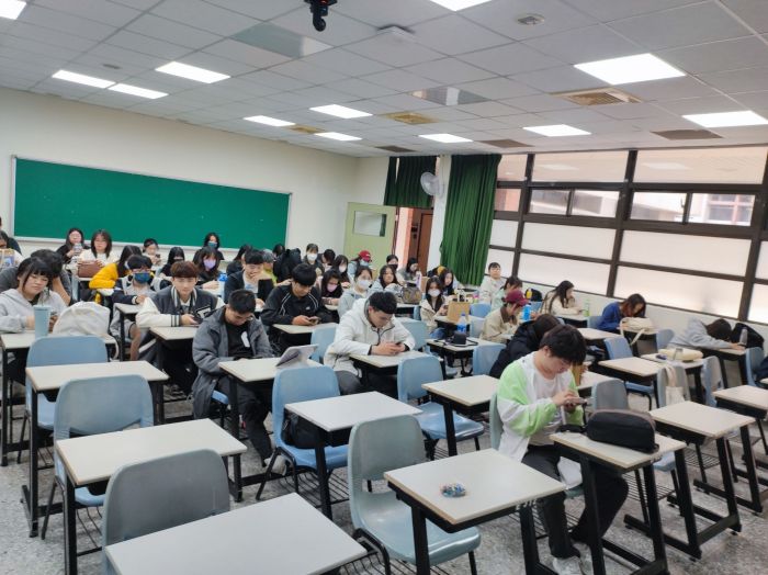謝東昇博士前往弘光科技大學教授「如何利用AI工具協助投資理財決策」課程。