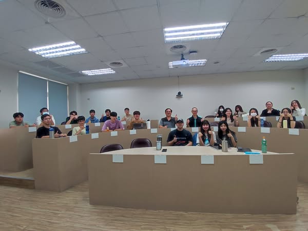 謝東昇博士前往中興大學教授「AI賦能企業競爭力 - 開啟未來商業的新篇章」課程。