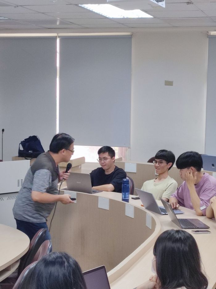 謝東昇博士前往中興大學教授「AI賦能企業競爭力 - 開啟未來商業的新篇章」課程。