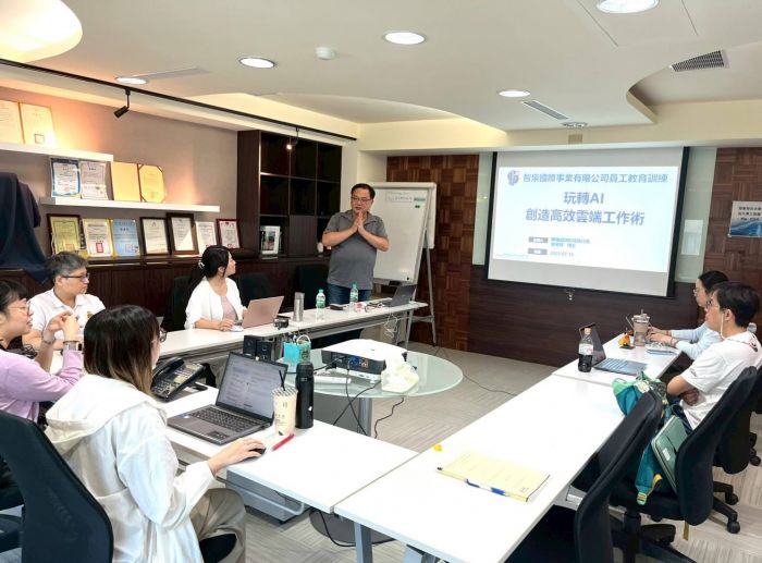 謝東昇博士於智泉國際事業有限公司主講「玩轉人工智慧，創造高效AI雲端工作術」，協助企業員工掌握AI應用，提升職場效率與數位競爭力。