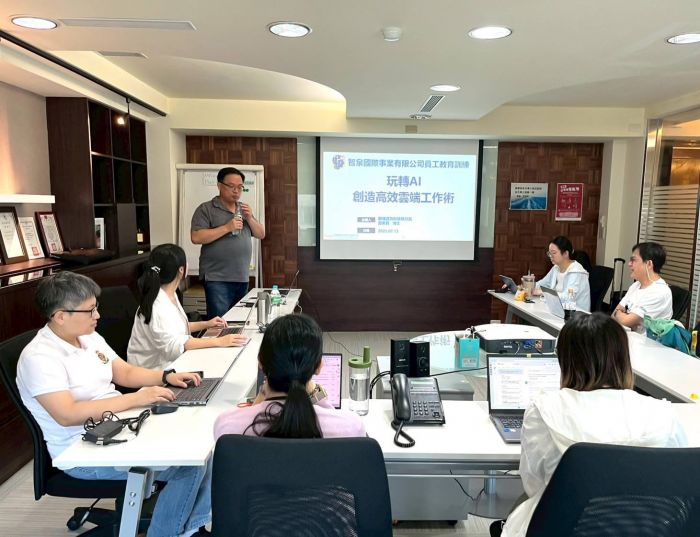 謝東昇博士於智泉國際事業有限公司主講「玩轉人工智慧，創造高效AI雲端工作術」，協助企業員工掌握AI應用，提升職場效率與數位競爭力。