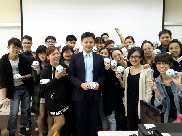 騏璣資訊科技總經理謝博士於中興大學創新產業推廣學院的「社群媒 活動照片