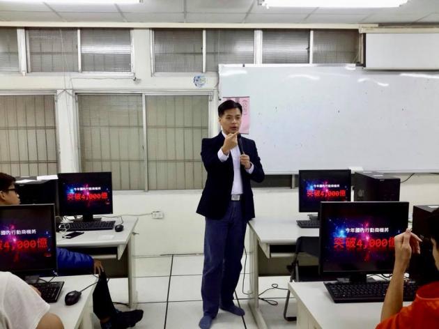 騏璣資訊科技總經理謝博士很榮幸受建國科技大學資管系邀請講述  活動照片